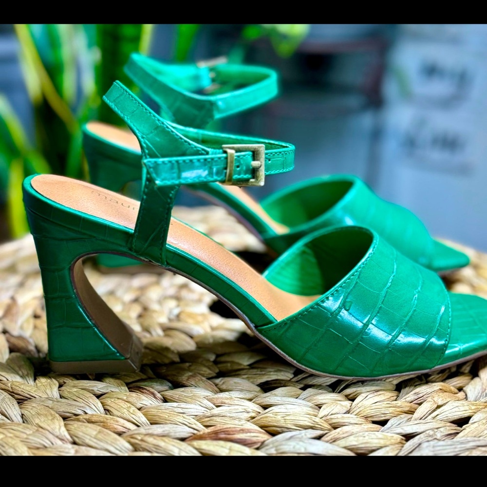Strappy, square heel sandals by Maurice’s; Women’s Size 9, Kelly Green